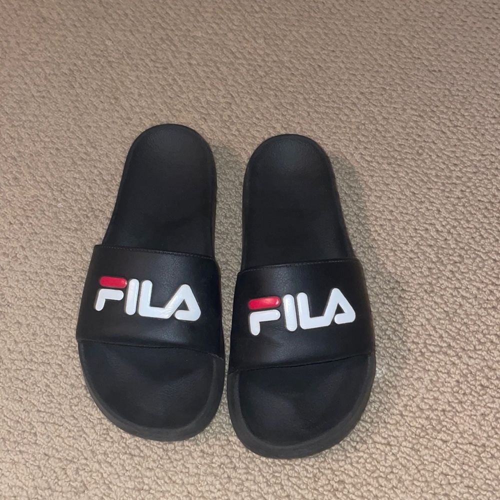 black fila slides